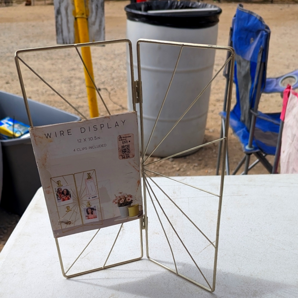 Wire display picture hanging